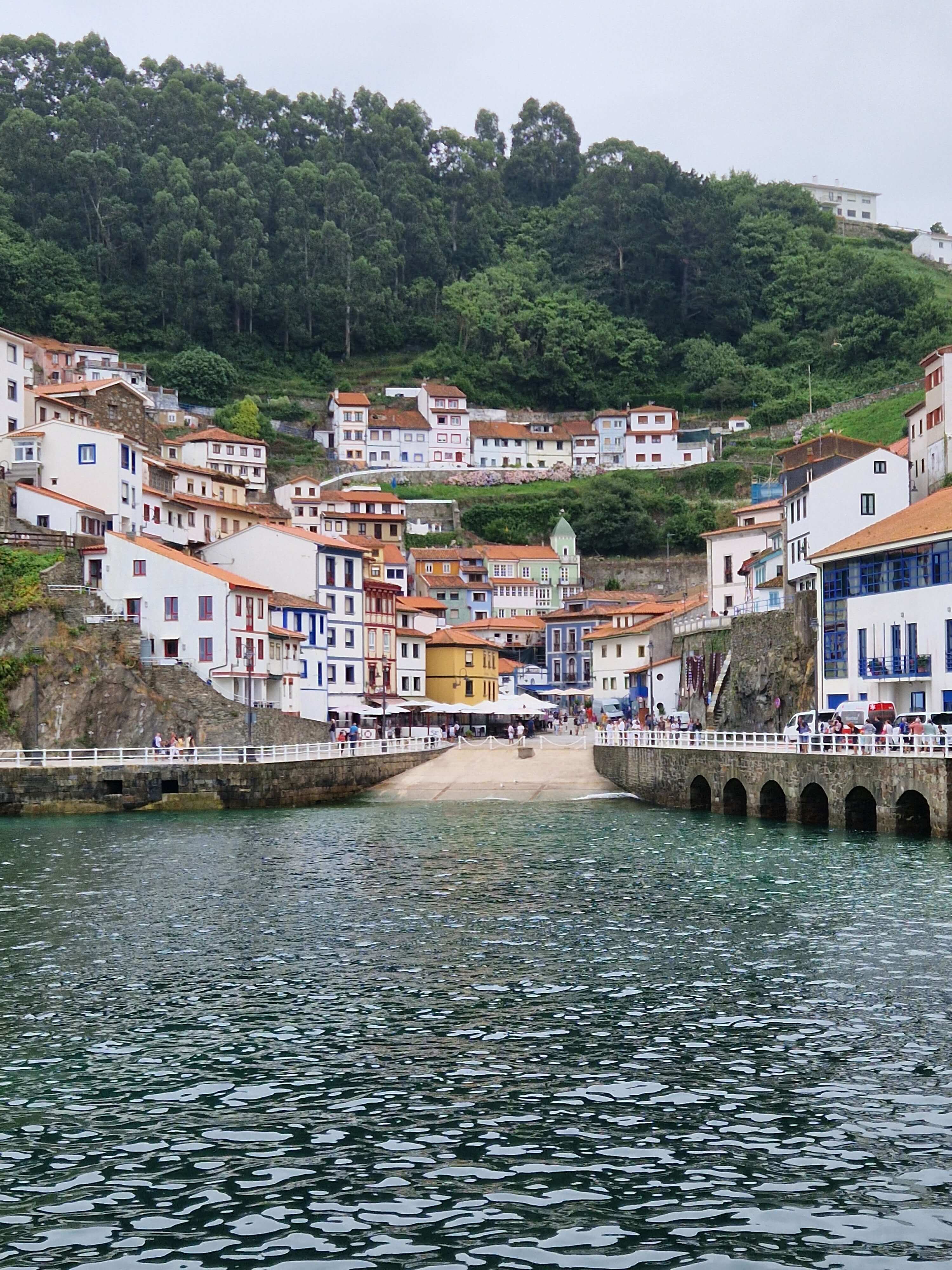 photo du village de Cudillero dans les Asturies en Espagne